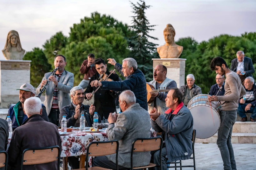170_troya-meydani_koy-dugunu_OPET_tarihe-saygi-projesi_tevfikiye-troya_copyright_murat-germen
