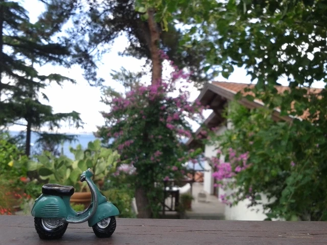 AAVespa Sedefadası’nda. Ada evi