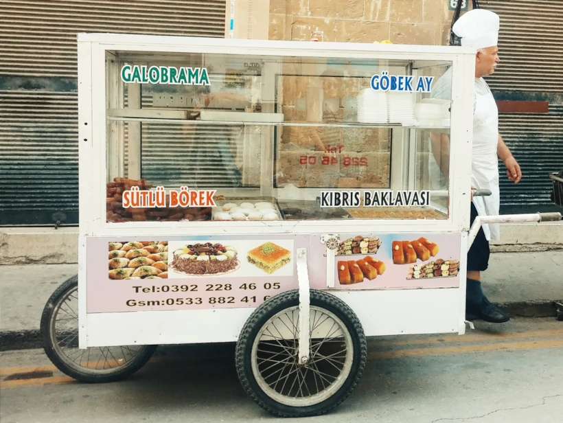 Lefkoşa’da sokak tatlıcısı