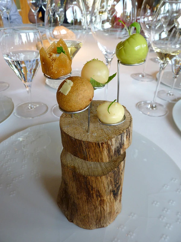 El_Celler_de_Can_Roca_serving_display