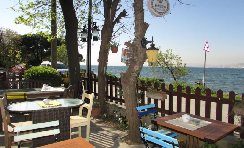 Adriano Antique Cafe: Biraz Nostalji, Biraz Huzur