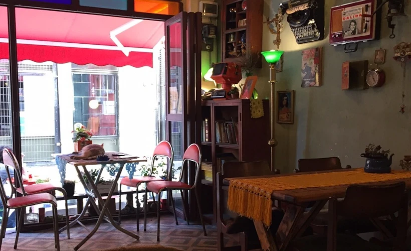 Balat’ta Naftalin Kokulu Nostalji: Naftalin K.