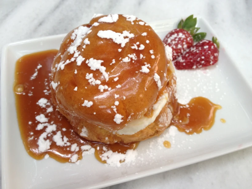 Karamelli profiterol