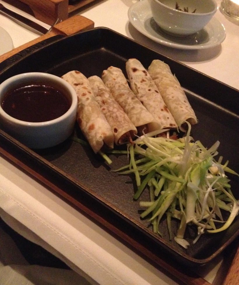 “Pekin Ördeği Roll; Salatalık, Soğan, Hoisin Sauce”