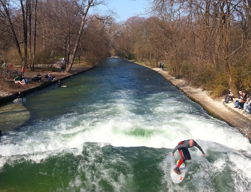munih_englischer_garten_eisbach_surfers