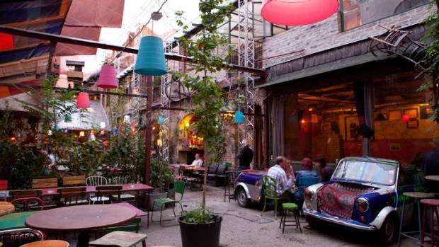 Budapeşte'nin En Gözde Ruin Barı: Szimpla Kert