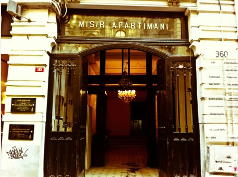 Mısır Apartmanı Giriş by Melis Özgenç
