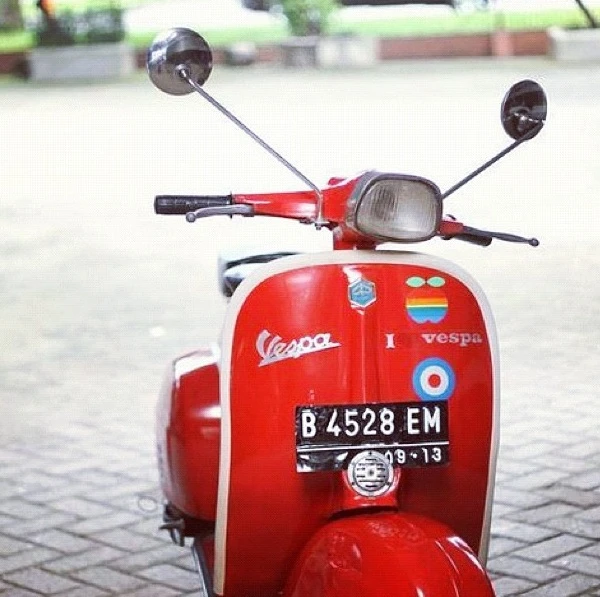 Vespa by @nanobenji