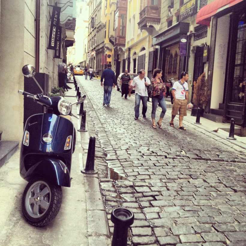 Vespa – Serdar-ı Ekrem Sokak by @lisyakalma
