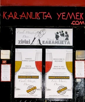 karanlikta_yemek