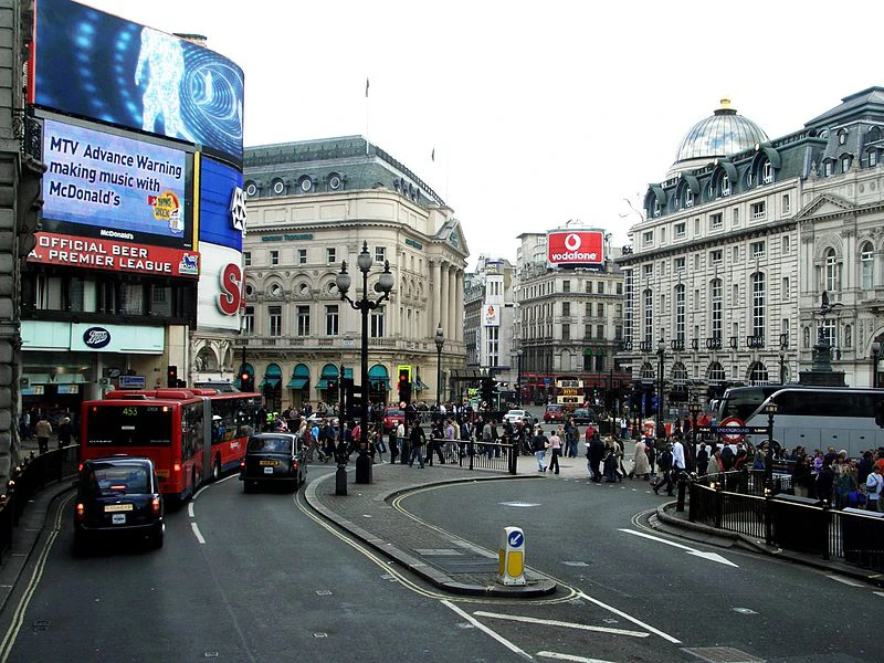 Bir Piccadilly akşamı yaşayın!