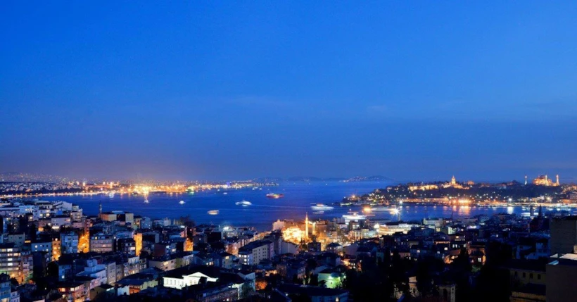Koç Pera by Divan – gece