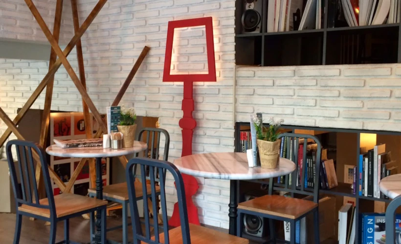 Kadıköy'de Bir Kitap Cenneti: Tasarım Bookshop & Cafe