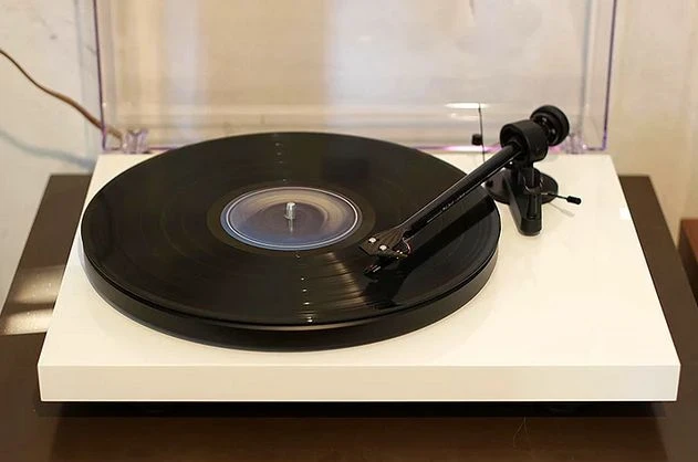 Pro-ject Carbon Debut
