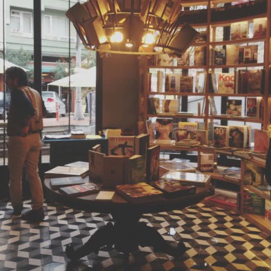 Minoa: Akaretler'de Bir Kitap ve Kahve Durağı