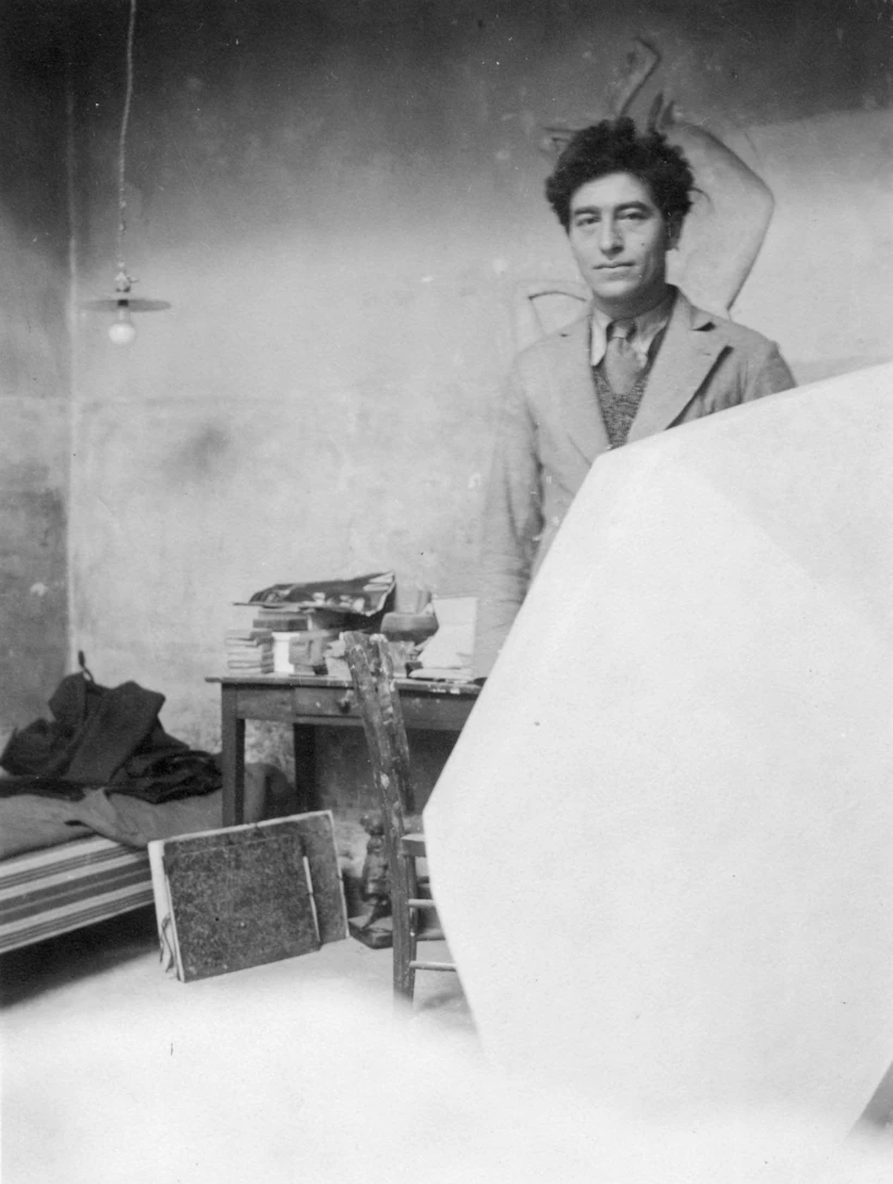 Giacometti atölyesinde alçıdan Küp heykeli ile, Paris, 1933’ten sonra : Giacometti in his studio with the plaster sculpture Cube, Paris, after