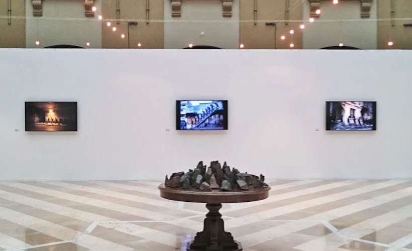 İstanbul'un En Yeni Galerisinde Kalabalık ve Yalnız Bir Sergi