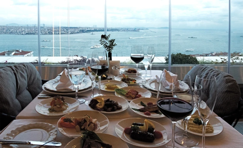 İstanbul’un Çokkültürlü Mekanı: IZAKA Restaurants & Bar-Lounge