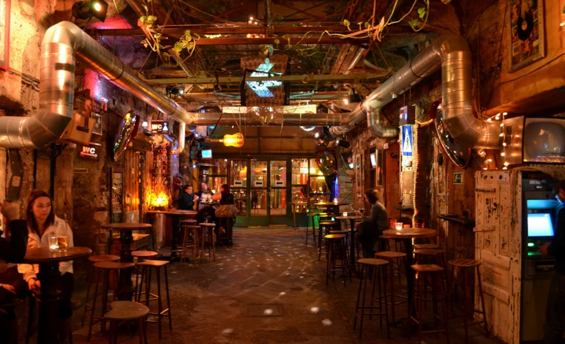 Budapeşte'de Bir Ruin Bar: Szimpla Kert