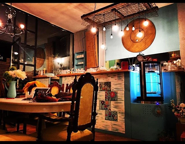 Tik-Tak Cafe: Yeldeğirmeni'nde Zamana Kısa Bir Mola