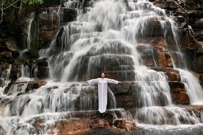 marina-abramovic-waterfall-2014-series-in-goias-state-photo-marco-anelli