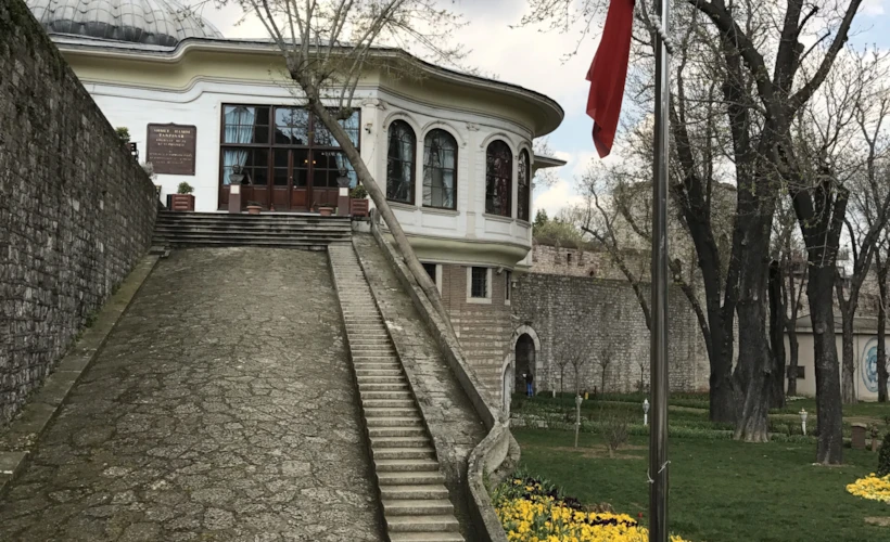 İstanbul'un İki Yakasından İki Kütüphane