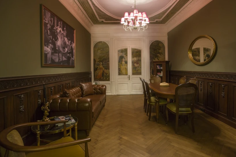 Mr. Cas Otel Odamıza Giden Yol