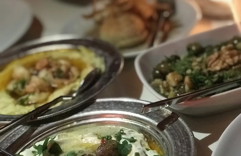 Deli Meyhane: Kabataş Set Üstü'nde Samimi Bir Mekan