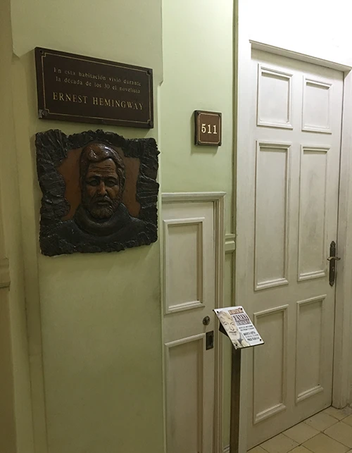Ünlü yazar Ernest Hemingwayin Çanlar Kimin İçin Çalıyor adlı eserini yazdığı otel odası