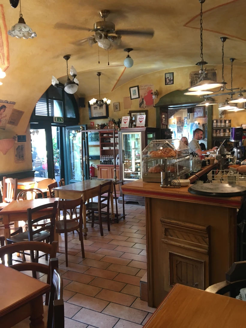 Le Petit Cafe