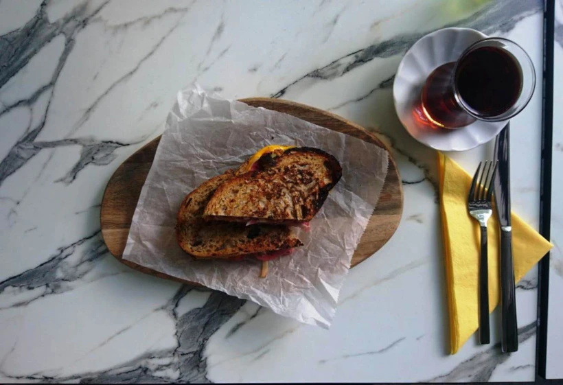 Normalde ekmek üzerinde Eggo Tost'u dilerseniz böyle iki ekmek arasında da isteyebiliyorsunuz.