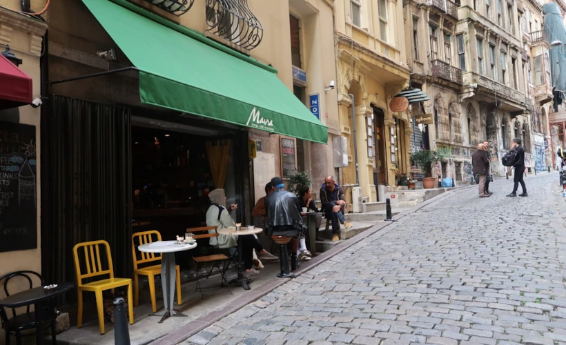 Mavra: Kulenin Dibinde Keyifli Bir Design-Workshop Cafe