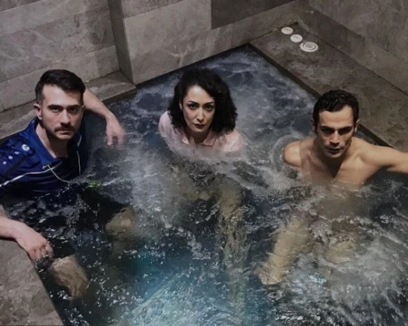 Red Speedo: Pera Palas'ın Havuzunda Bir Tiyatro Deneyimi