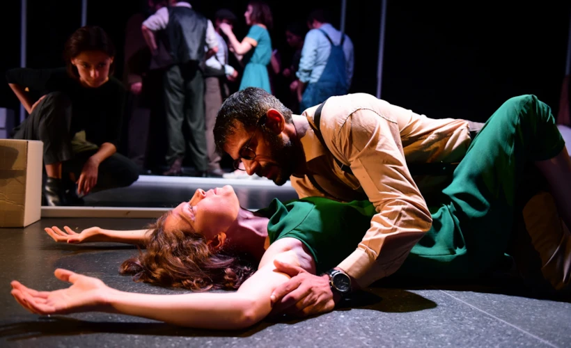 Dogville: Versus Tiyatro'nun Sezona İmzası