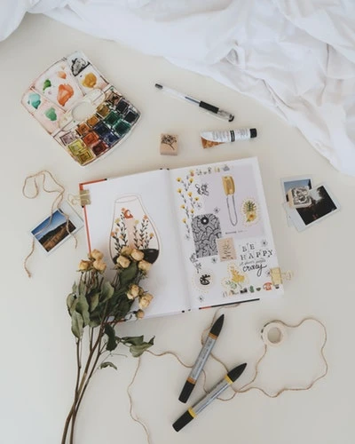 Scrapbooking: Nostaljik ve Rengarenk Bir Hobi