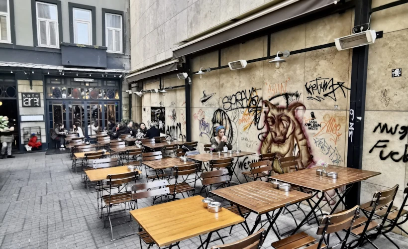 Yeni Çarşı Caddesi: İçinden Kültür ve Sanatın Taştığı Cadde