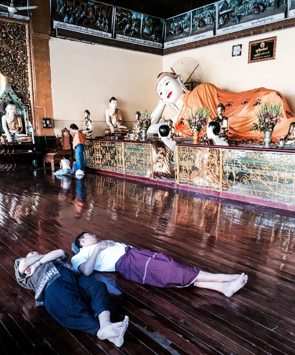 Myanmar Tapınaklarında Uyuyanlar