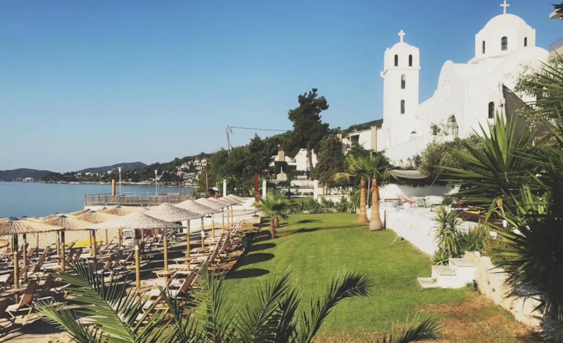 Hotel Akti: Kavala'da Zeytin Ağaçlarıyla Dolu Bir Bahçe