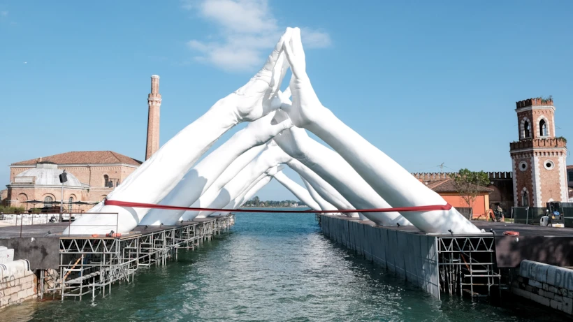 bienaller – venedik bienali – building bridges -lorenzo quinn