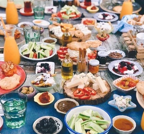 Bumba Breakfast Club: Alaçatı'nın Mutlu Eden Kahvaltıcısı