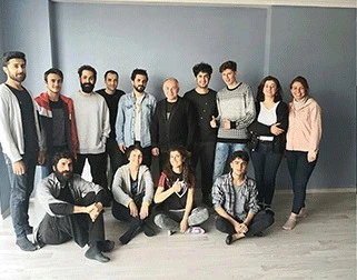 Dünyanın Ortasında Bir Yer, Tuşba Kent Tiyatrosu