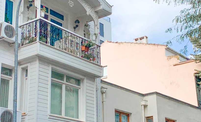 Rüştiye Sokak: Kalamış'ta Lezzet ve Sanat Bir Arada