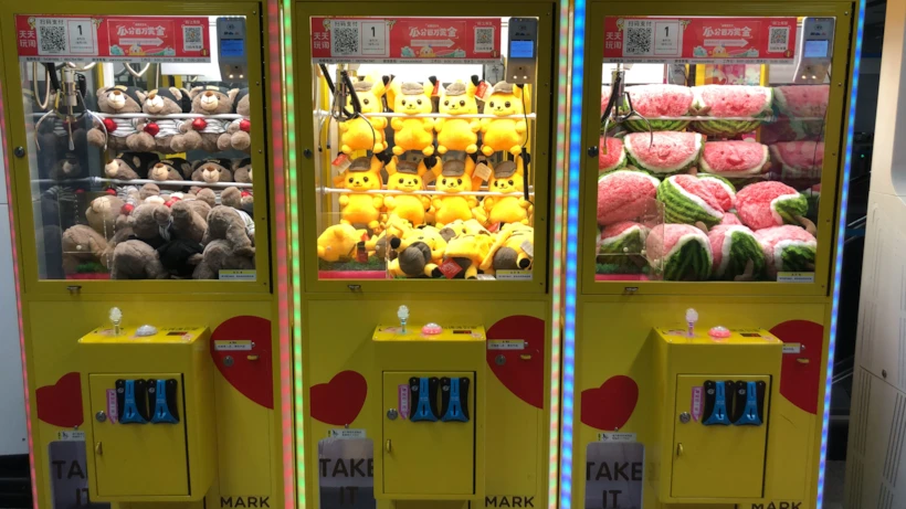 Metro istasyonları giriş-çıkışlarında, AVM'lerde food court bölümlerinde fazlasıyla bulunan oyuncak otomatları