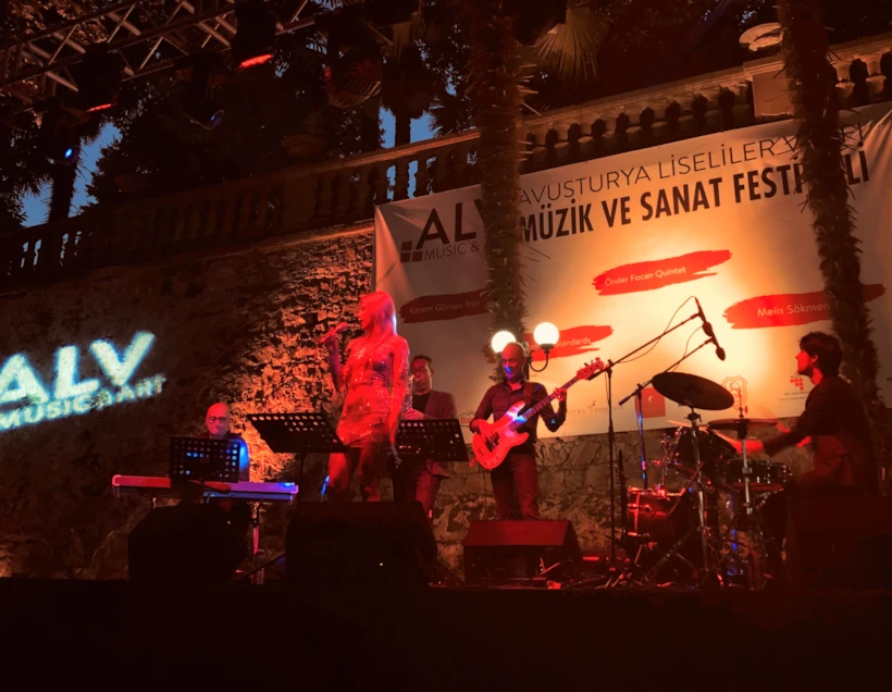 Selen Beytekin: Caz Müziğe Enerjisini Yansıtan Yetenekli İsim