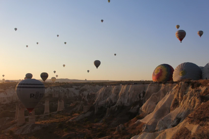 Kapadokya’da Balon Turu: Masalsı Bir Gün Doğumu Deneyimi