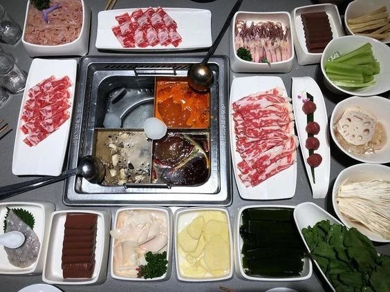 Ortada Hot Pot ve Pişmeyi Bekleyen Siparişler