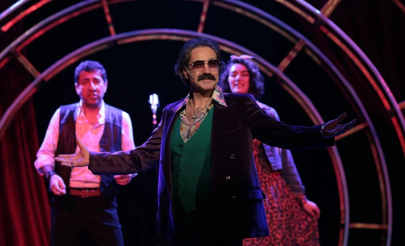 Bülent Alkış: Sevmekten Öldü Desinler Oyunu Röportaj