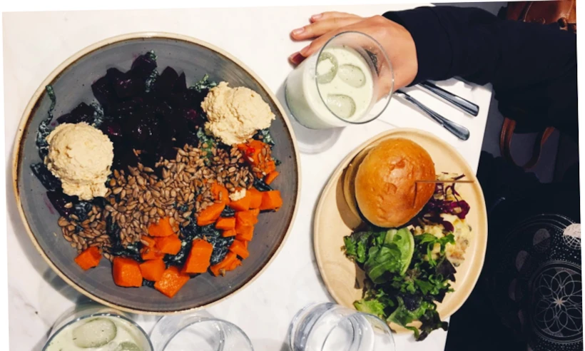 Kale Bowl, Seitan Burger, Otlu Kaju Ayranı 