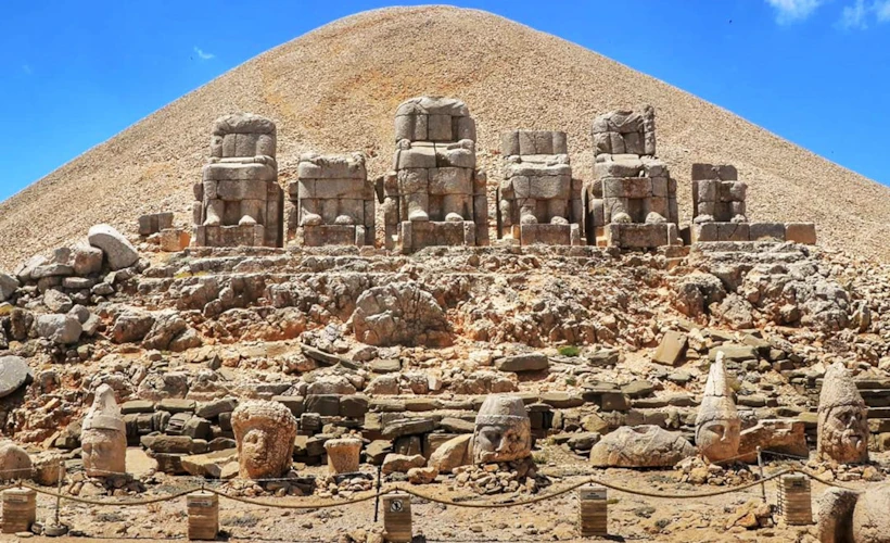 Nemrut Dağı: Doğa ve Tarihin Zirvedeki Buluşması