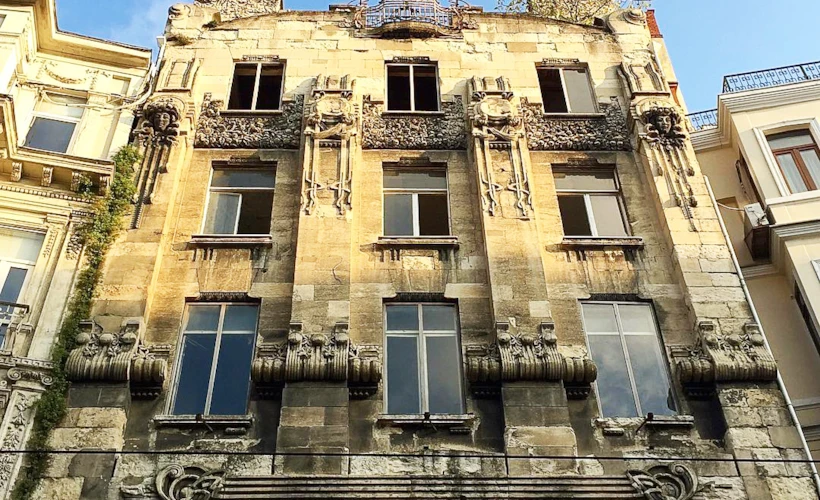 Botter Apartmanı: Beyoğlu'nda Asırlık Bir Bina Ve Romanı